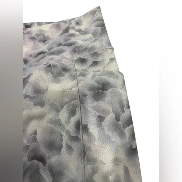 Athleta Hi Rise Salutation Stash Tight Floral Motif Sz XL Gray/White Compression - Picture 4 of 12